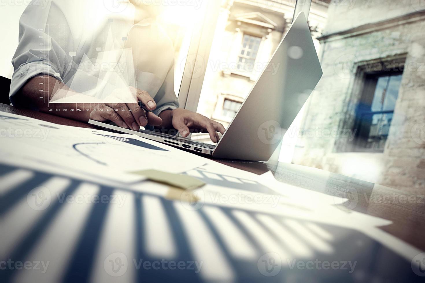 documentos de negócios na mesa de escritório com telefone inteligente e tablet digital e negócios gráficos com diagrama de rede social e homem trabalhando em segundo plano foto