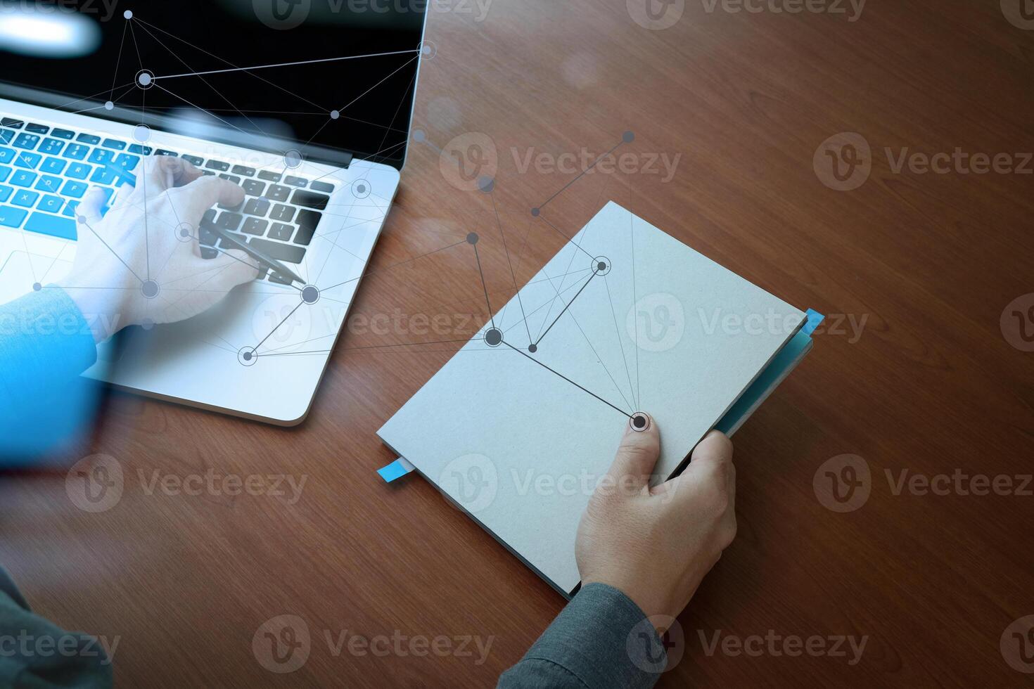 vista superior da dupla exposição da mão do empresário trabalhando com novo computador moderno e estratégia de negócios como conceito foto