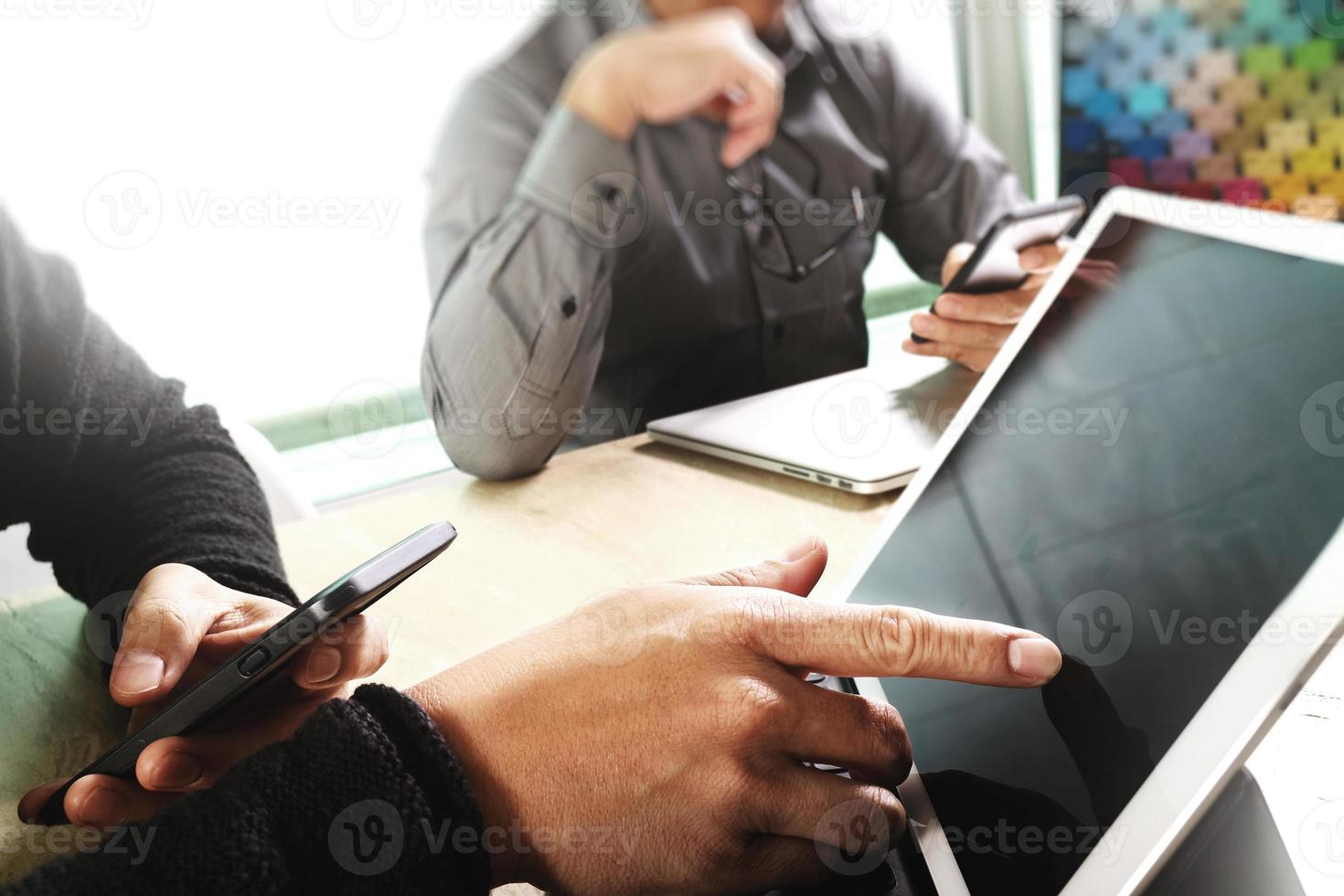 dois colegas web designer discutindo dados e teclado de encaixe de tablet digital e laptop de computador com telefone inteligente e diagrama de design na mesa de mármore, efeito de luz do sol foto