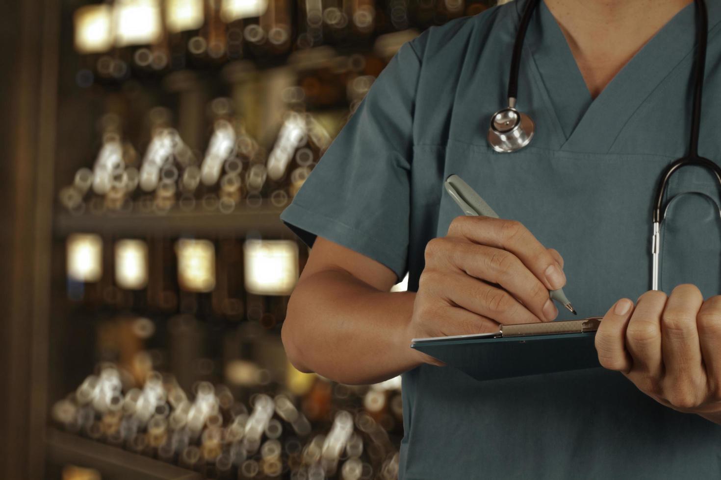 médico inteligente trabalhando com garrafa vintage turva com fundo bokeh como conceito da velha escola vintage foto