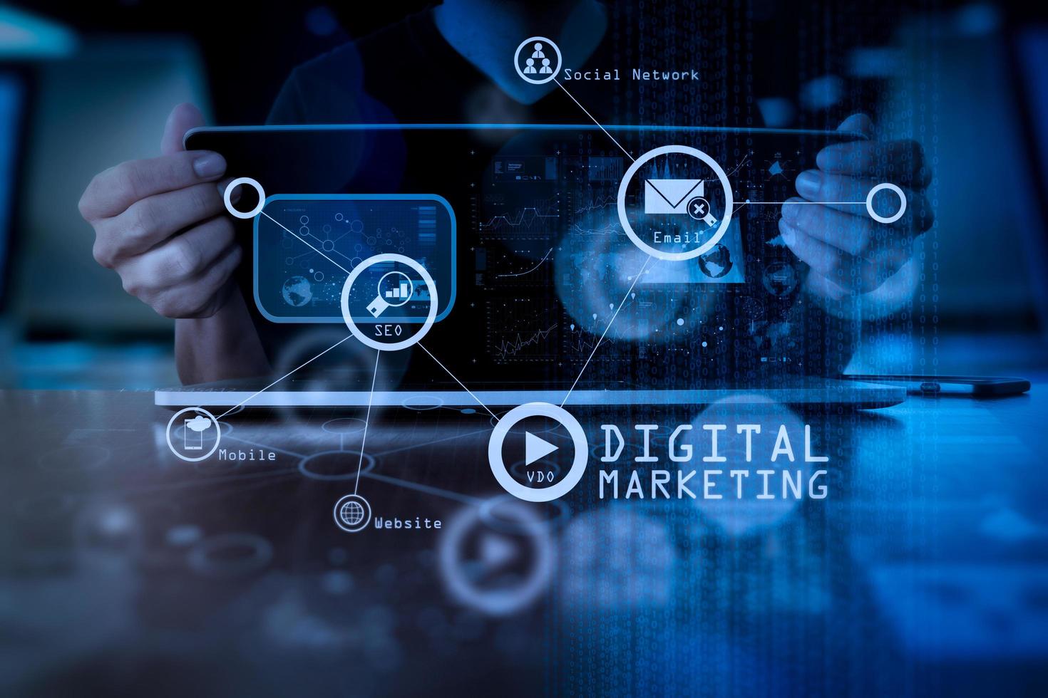 mão de homem de negócios trabalhando no computador portátil com estratégia de negócios de camada digital e diagrama de mídia social na mesa de madeira foto