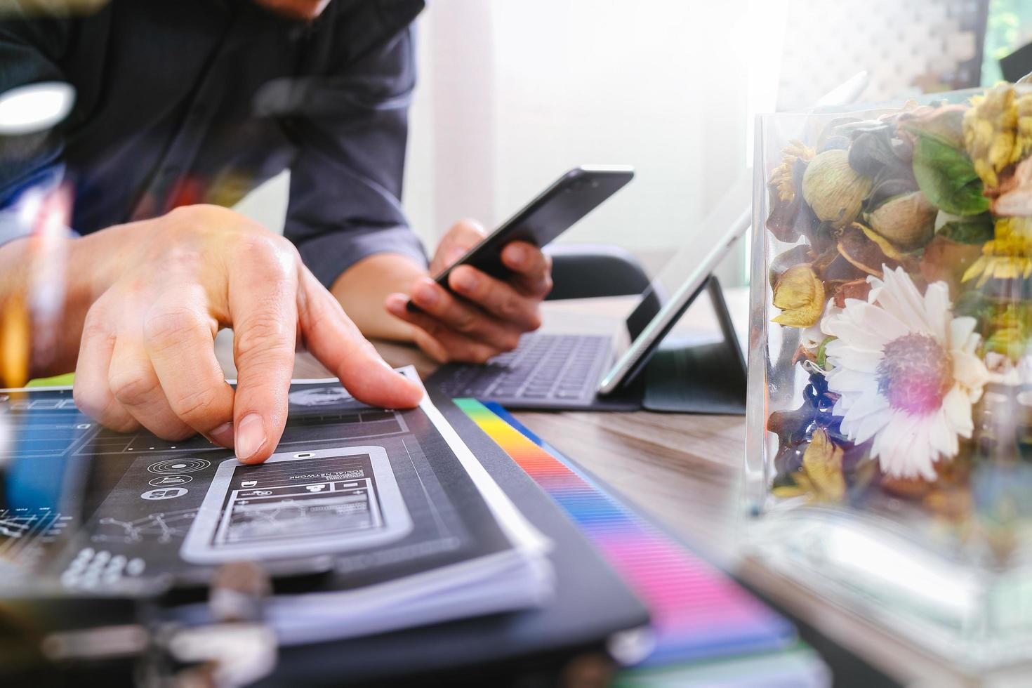 homem usando fone de ouvido voip com teclado de encaixe de computador tablet digital, telefone inteligente, comunicação de conceito, suporte, call center e atendimento ao cliente, flores de vaso na mesa de madeira, filtro foto