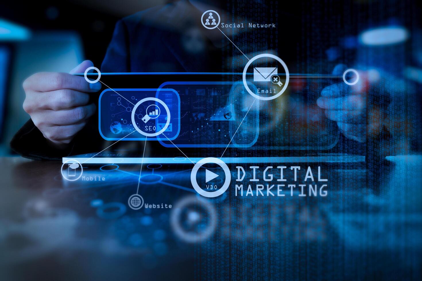 mão de homem de negócios trabalhando no computador portátil com estratégia de negócios de camada digital e diagrama de mídia social na mesa de madeira foto