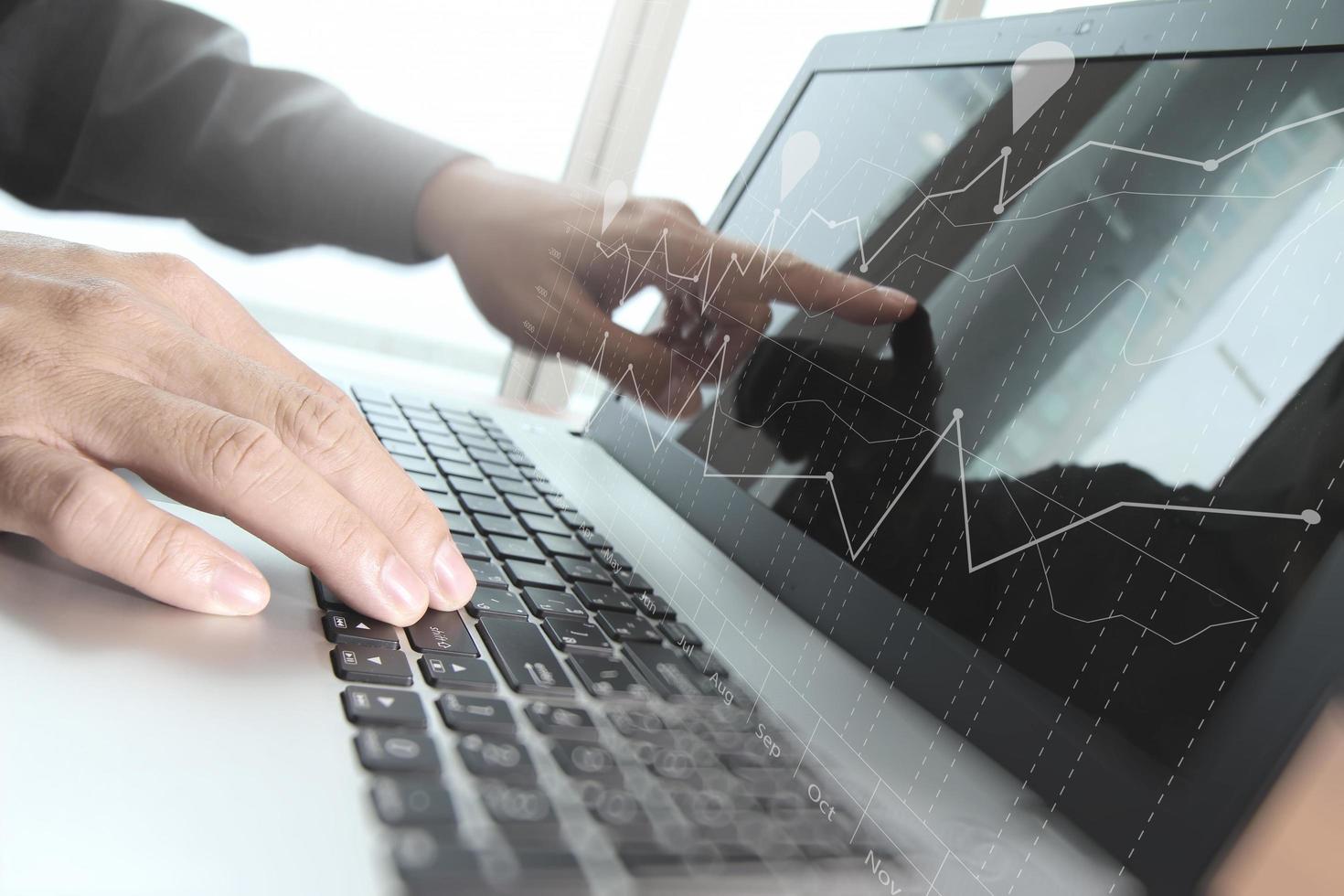 close-up da mão do homem de negócios trabalhando no computador portátil com diagrama de mídia social e gráfico gráfico na mesa de madeira como conceito foto