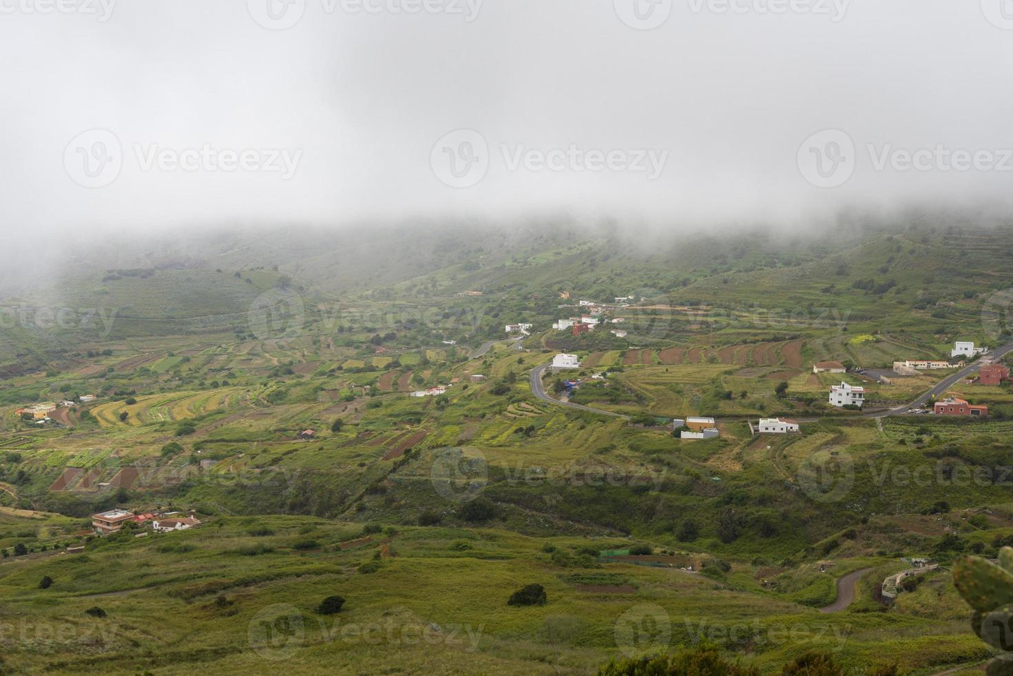 vila sob as nuvens, vista de cima da montanha foto