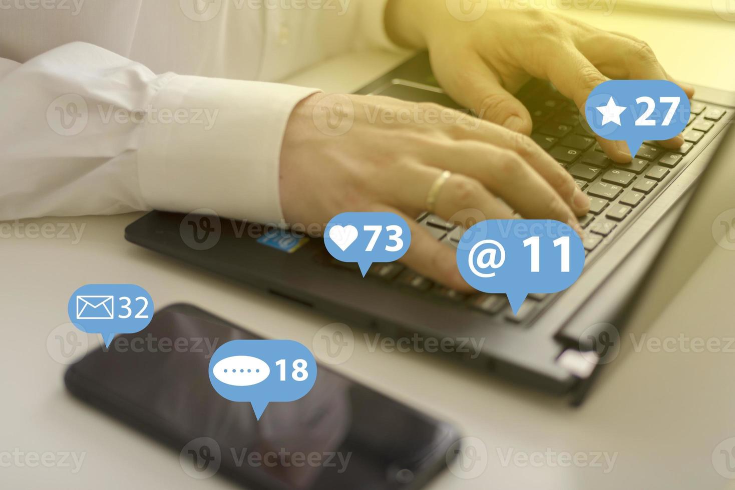 marketing de mídia social smm, curtidas, seguidores e comentários na internet, negócios online, mãos digitando no tom azul do computador. foto