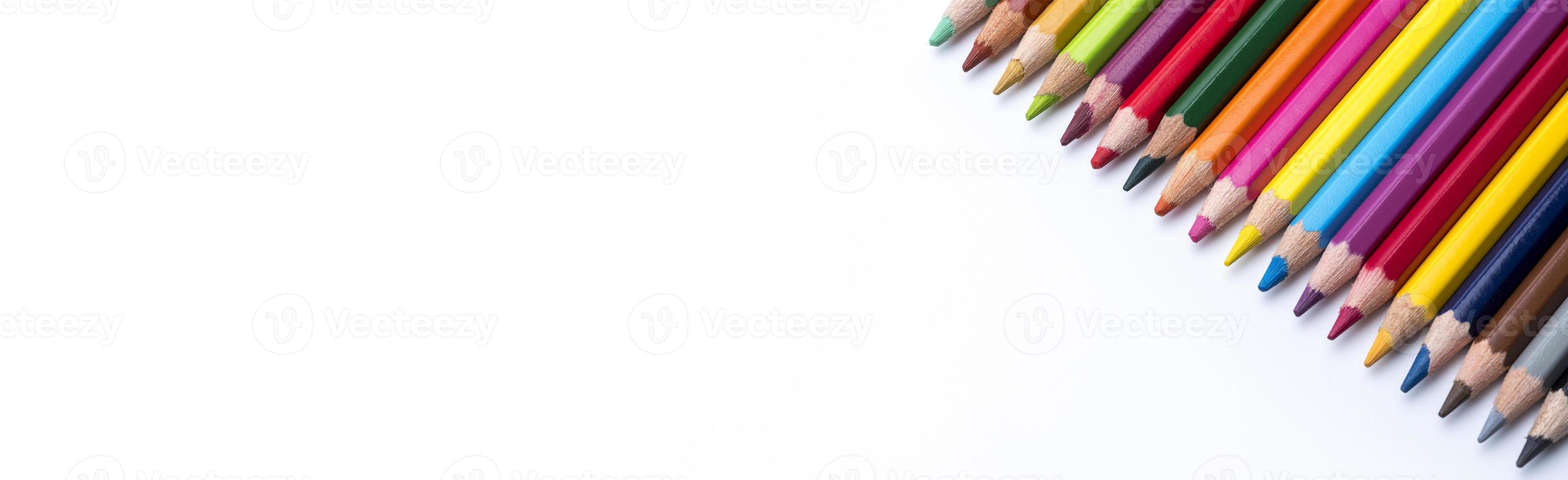 lápis coloridos e lugar para texto em fundo branco. conceito de educação e volta à escola concept.top view. foto