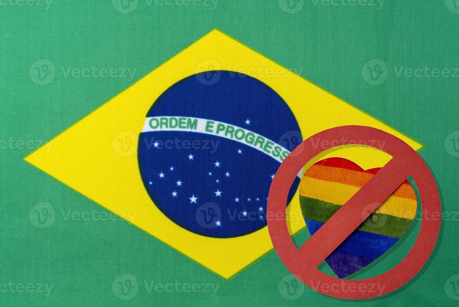 a bandeira brasileira e a proibição de pessoas lgbt. foto