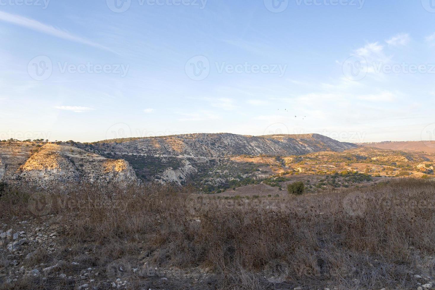 paisagem de chipre perto do desfiladeiro de avakas. natureza selvagem foto