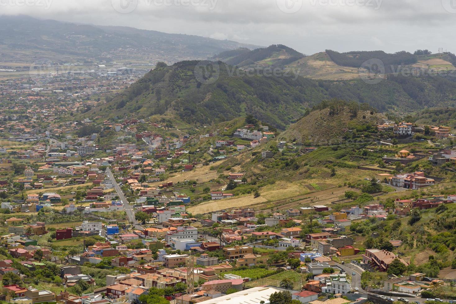 vista das montanhas e da cidade na ilha de tenerife. foto