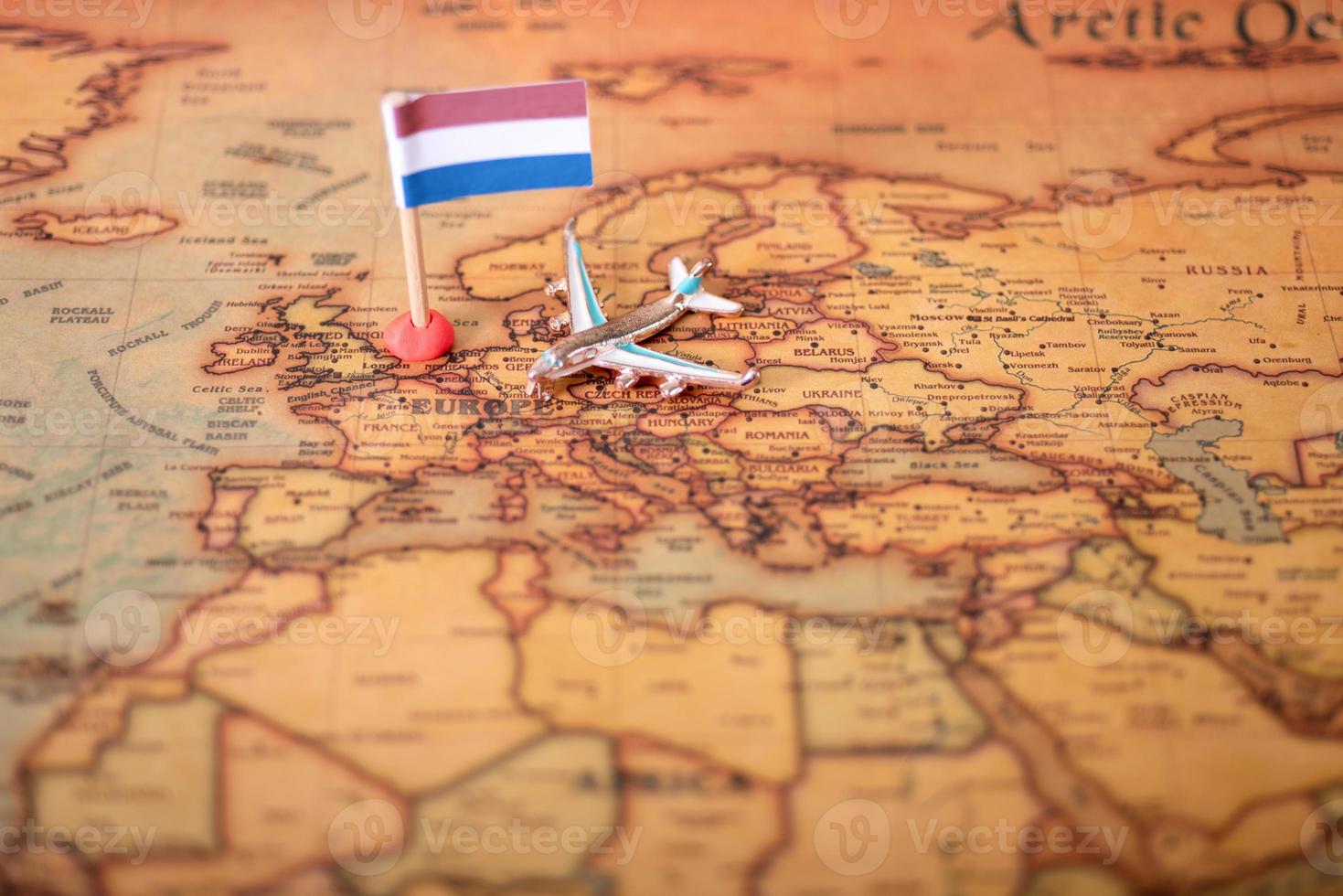 a bandeira da Holanda e o avião no mapa do mundo. foto