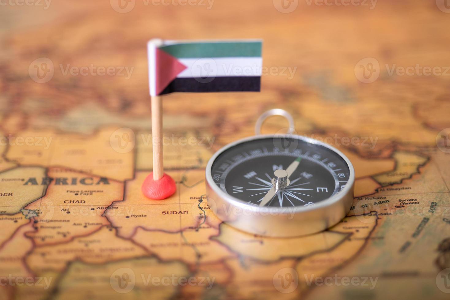 bandeira do sudão e bússola no mapa do mundo. foto