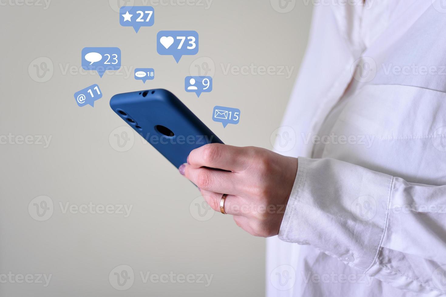 uma mulher olhando para um telefone com notificações, ícones pop-up. foto