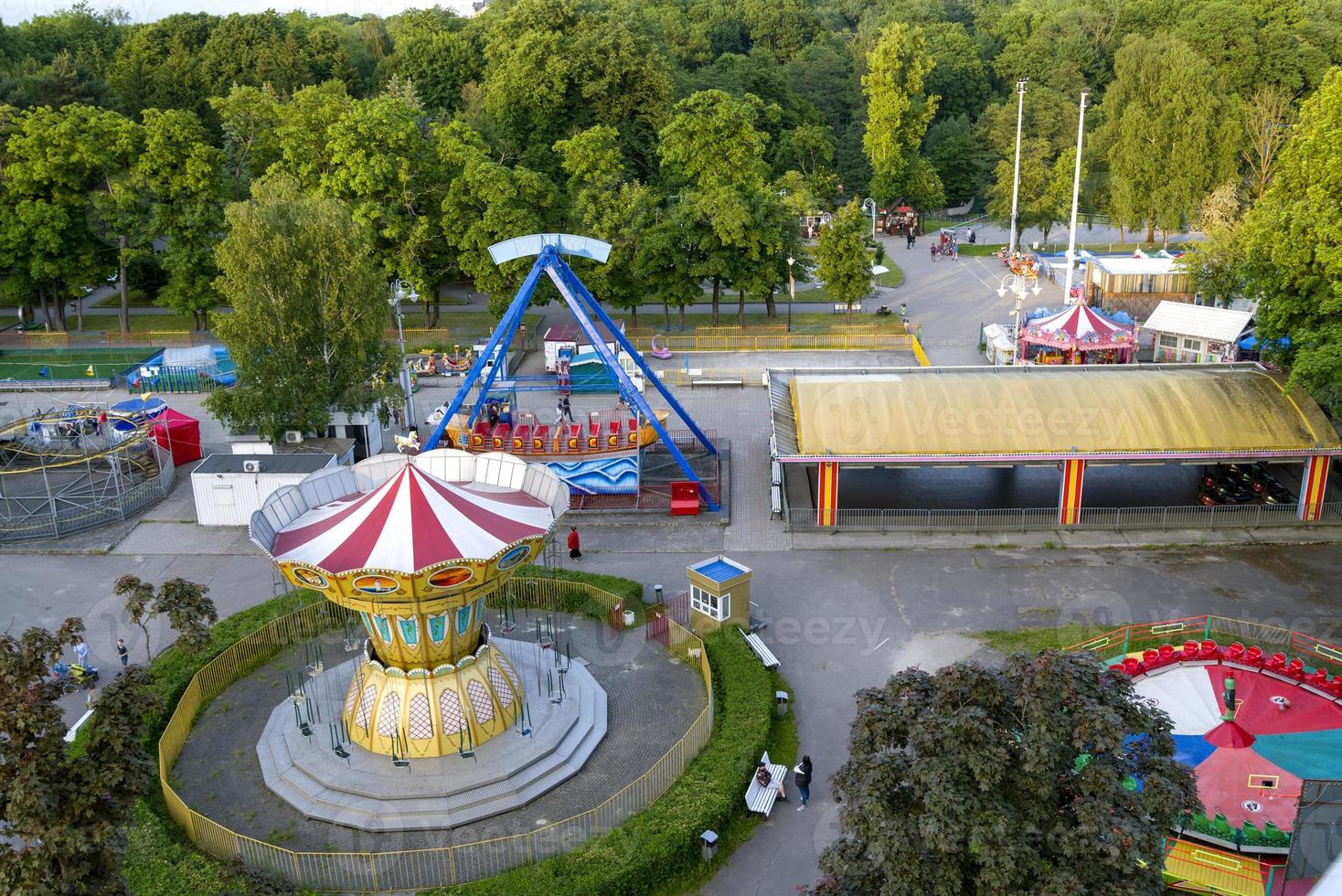 kaliningrado em 5 de junho de 2021, uma visão panorâmica do parque de diversões. foto