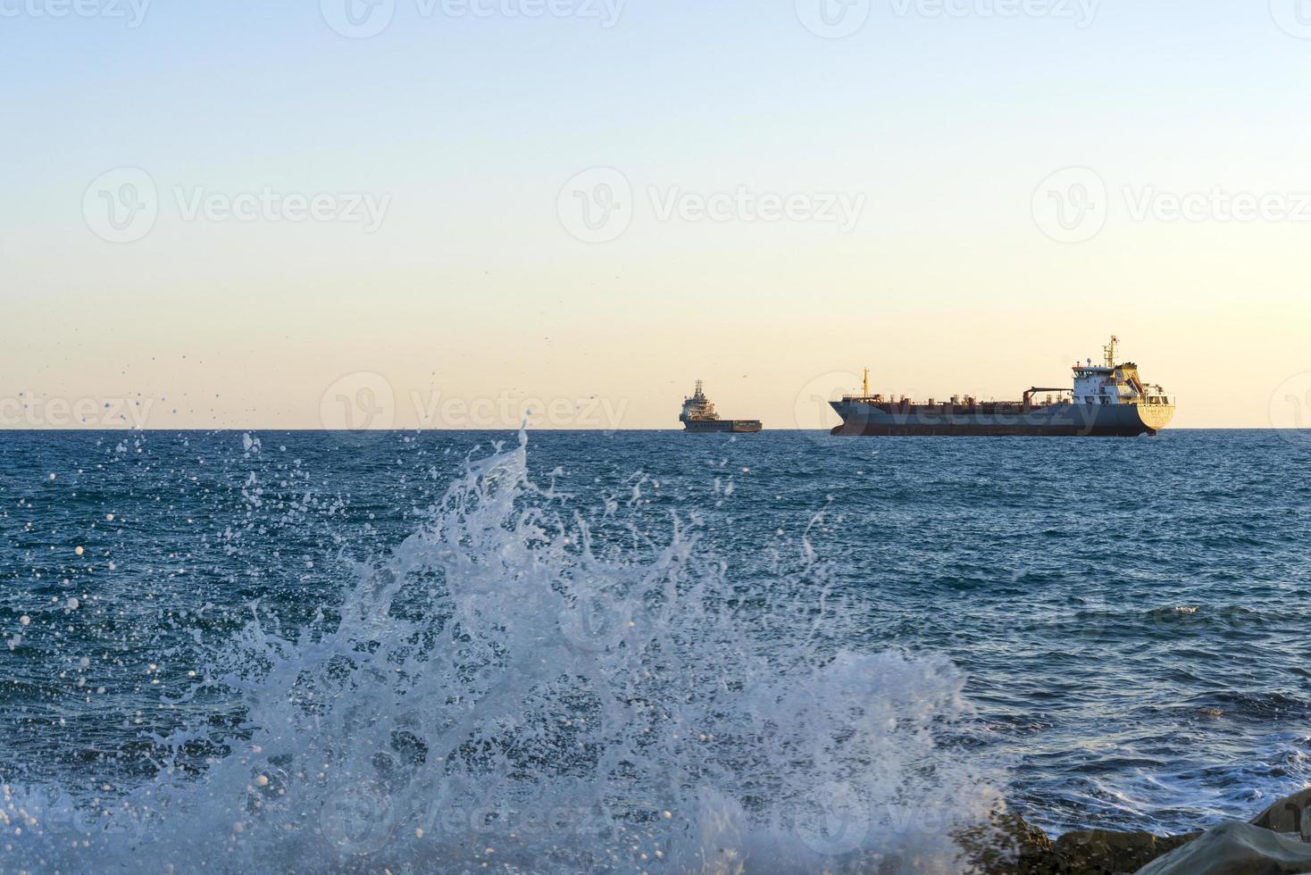 navio no mar mediterrâneo ao largo da costa de chipre. foto