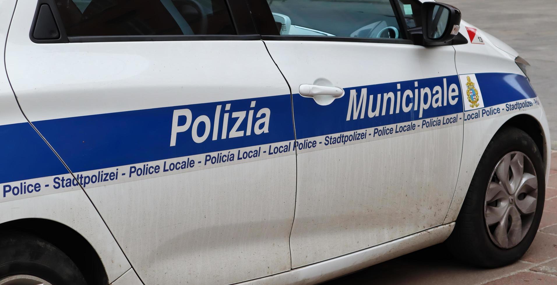 bolonha, itália, 2021 italiano polizia municipale carro estacionado no centro da cidade de bolonha. Itália foto