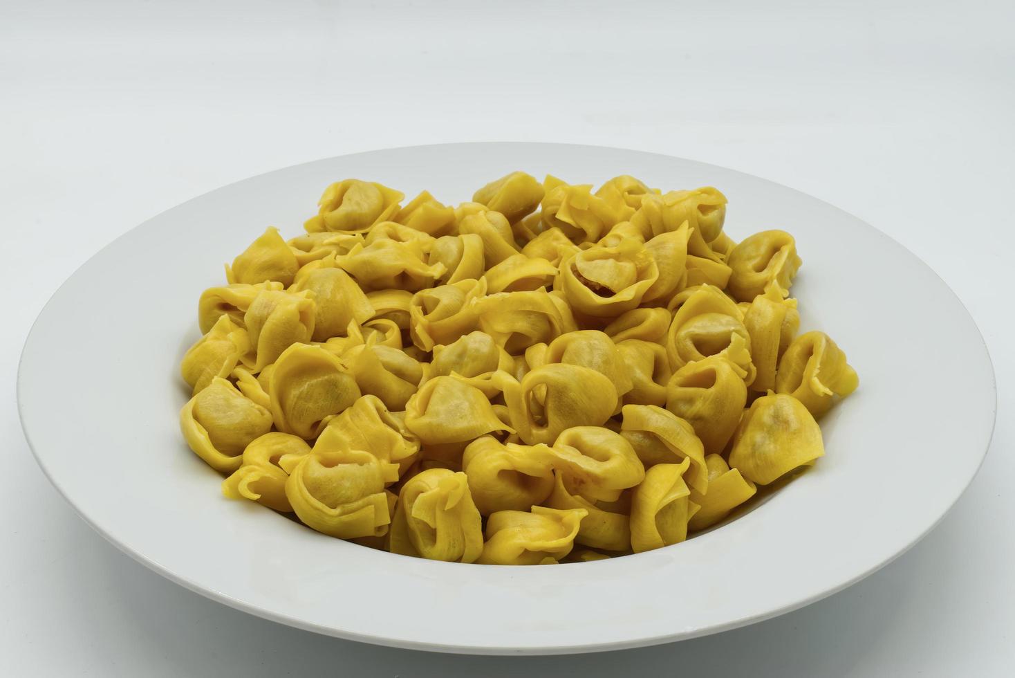 tortellini italiano cru. prato tradicional de massa italiana. foto