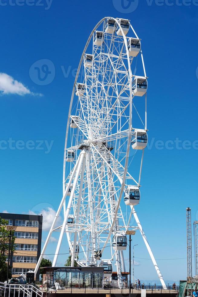 zelenogradsk, região de kaliningrado, rússia, junho de 2021. a linha costeira da cidade. uma nova roda gigante. foto