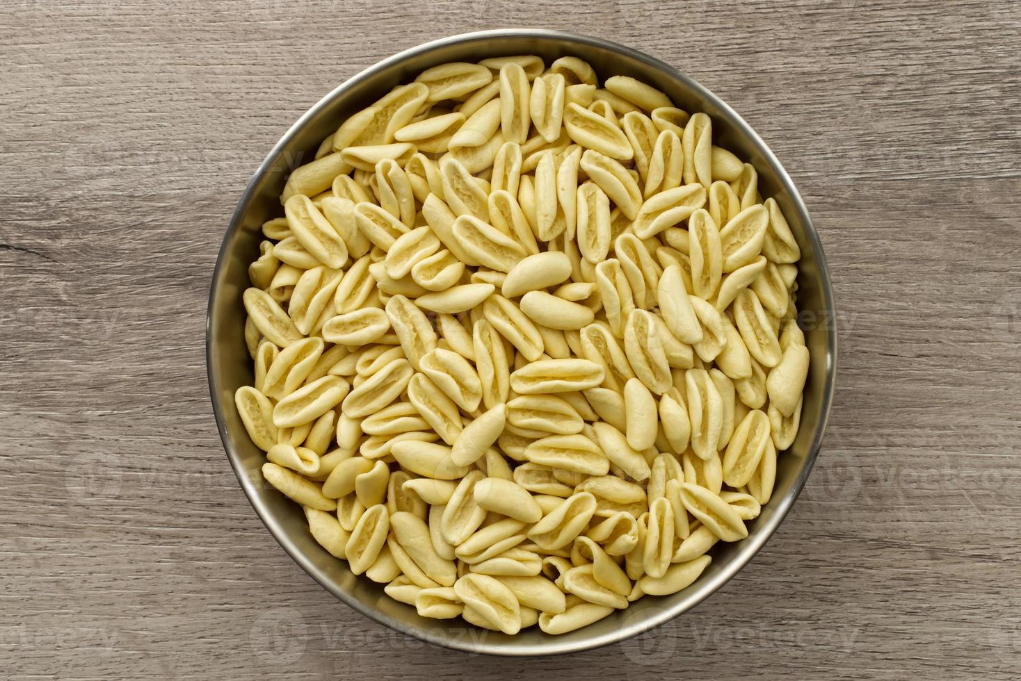cavatelli italiano cru tradicional. cavatelli é um tipo de massa curta típica do sul da Itália, preparada apenas com farinha de sêmola e água. vista do topo foto
