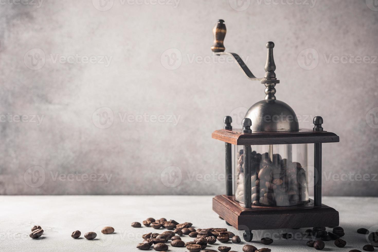 moinho de café retrô com grãos foto