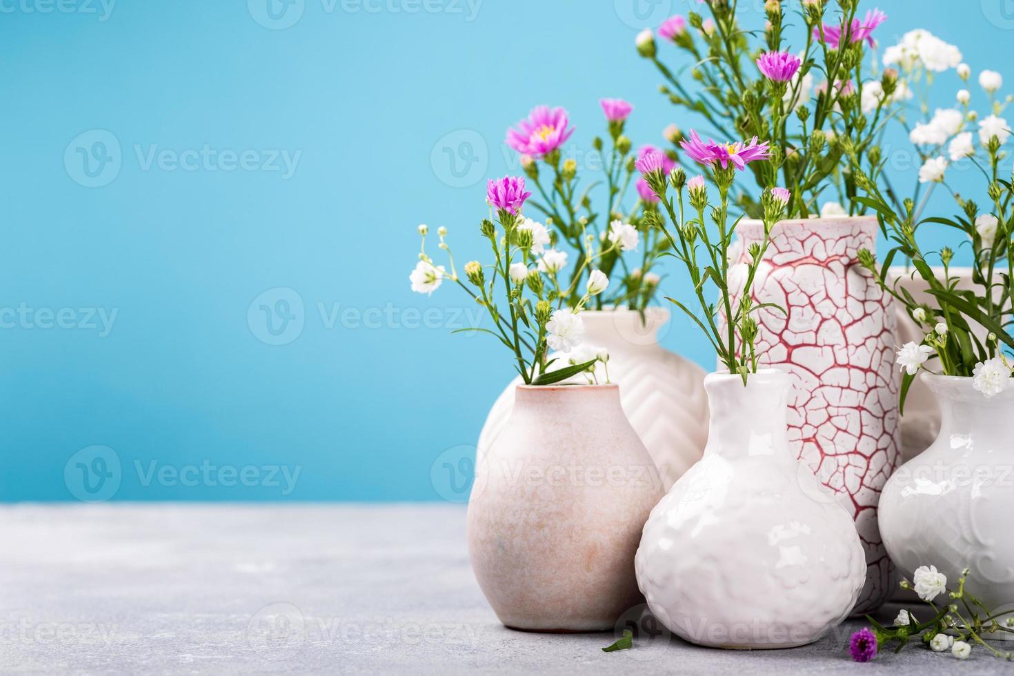 vaso com lindas flores na mesa de luz foto