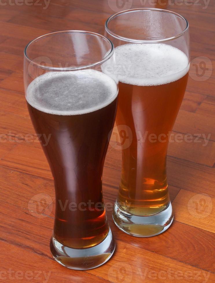 dois copos de cerveja alemã foto