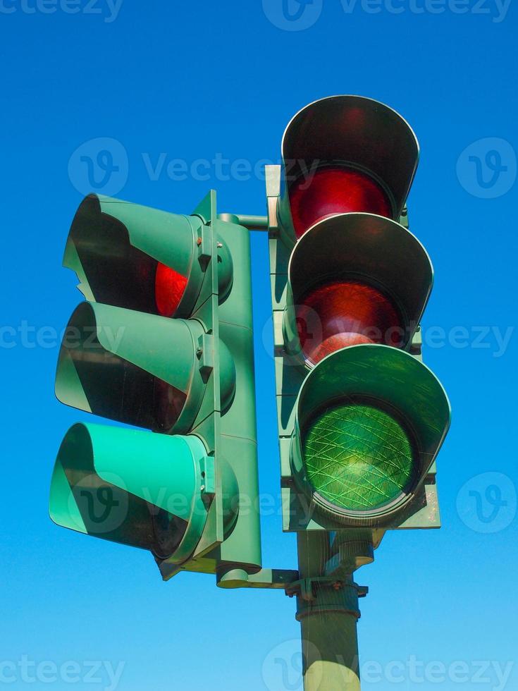 semáforo sobre o céu azul foto