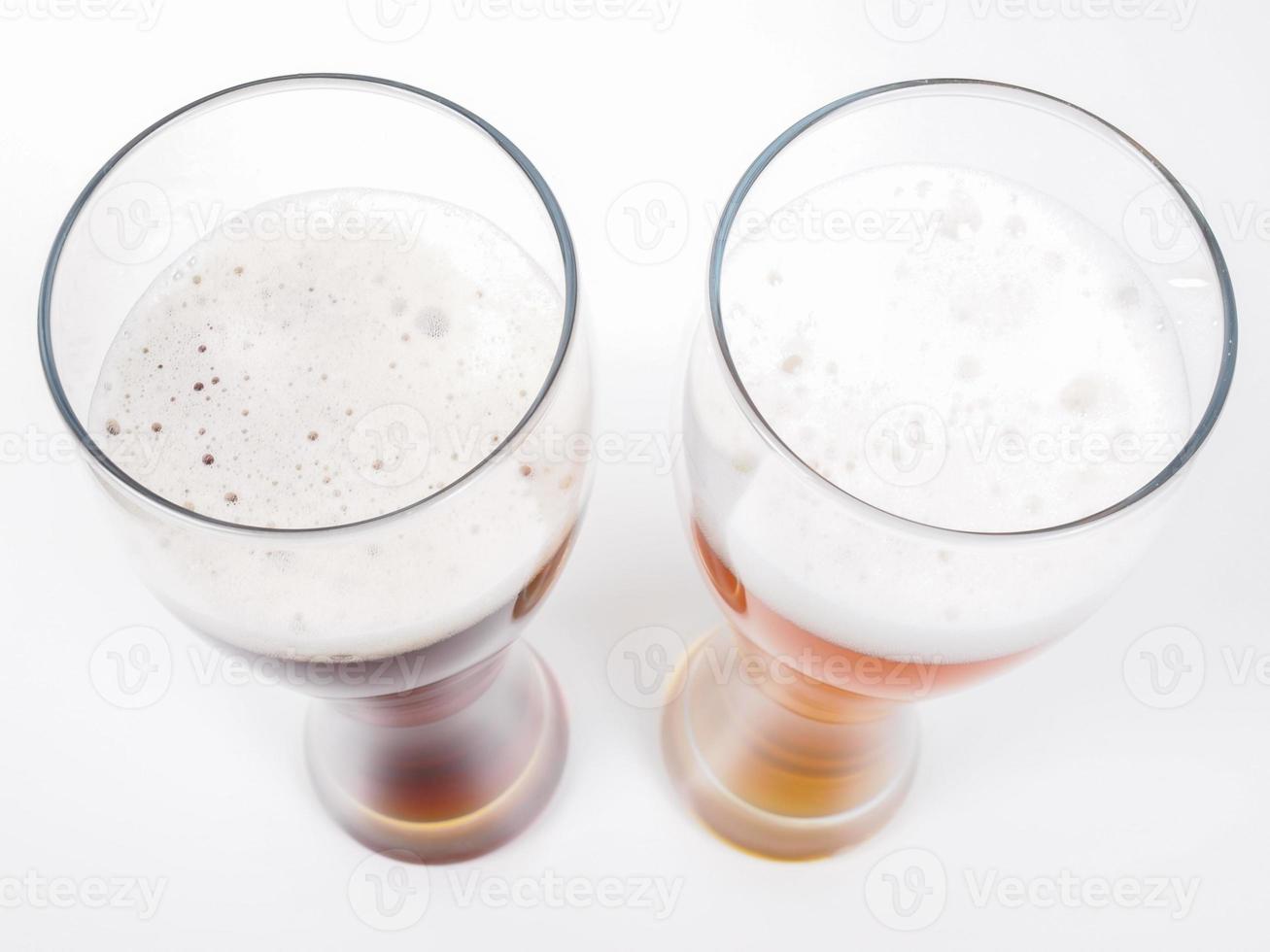 dois copos de cerveja alemã foto