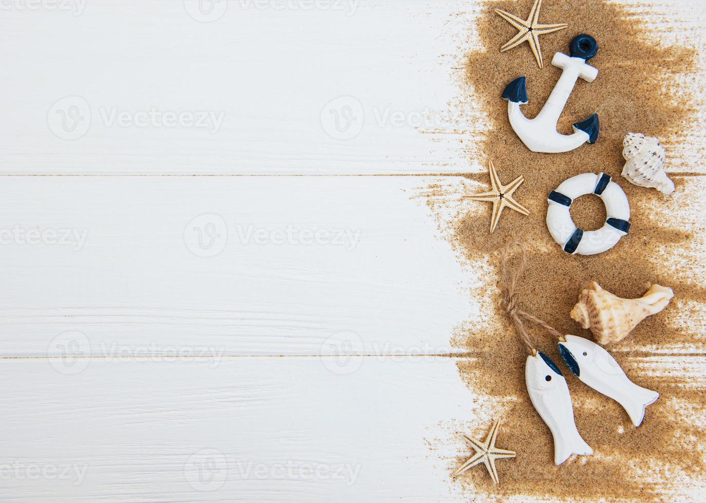 decorações do mar e areia em uma mesa foto