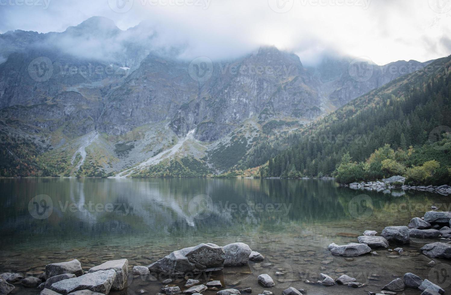 morskie oko lago olho do mar nas montanhas tatra na polônia. foto