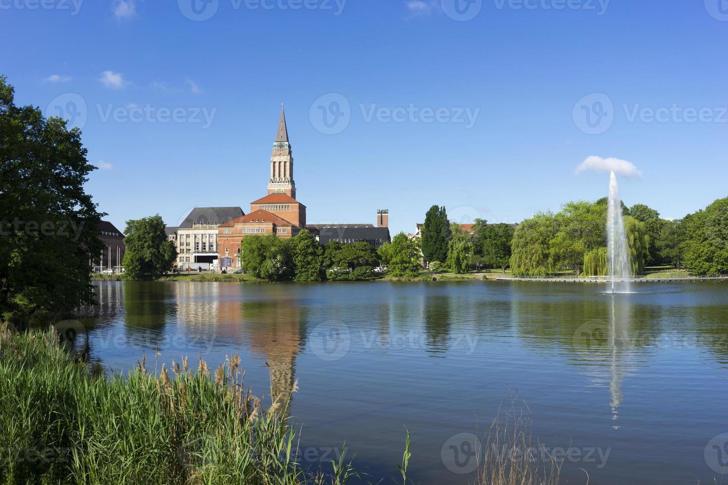 vista panorâmica da prefeitura contra o lago, kiel foto