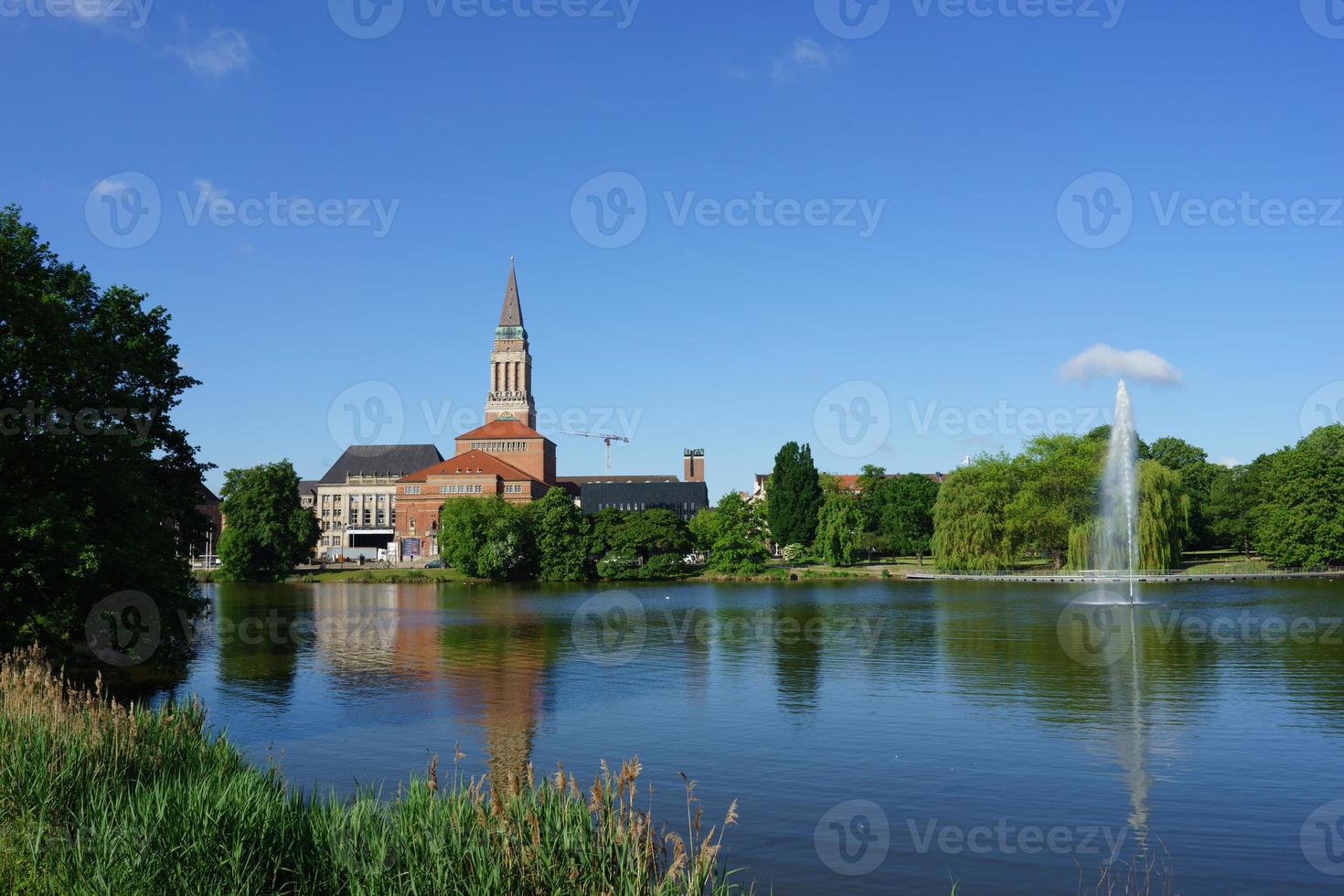 vista panorâmica da prefeitura contra o lago, kiel foto