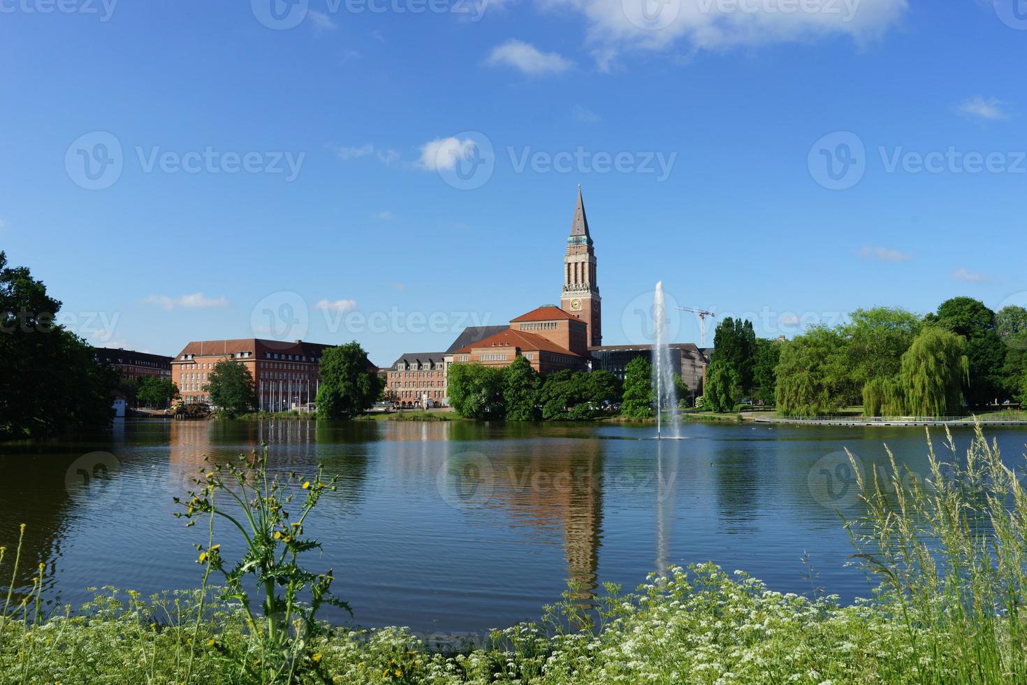 vista panorâmica da prefeitura contra o lago, kiel foto