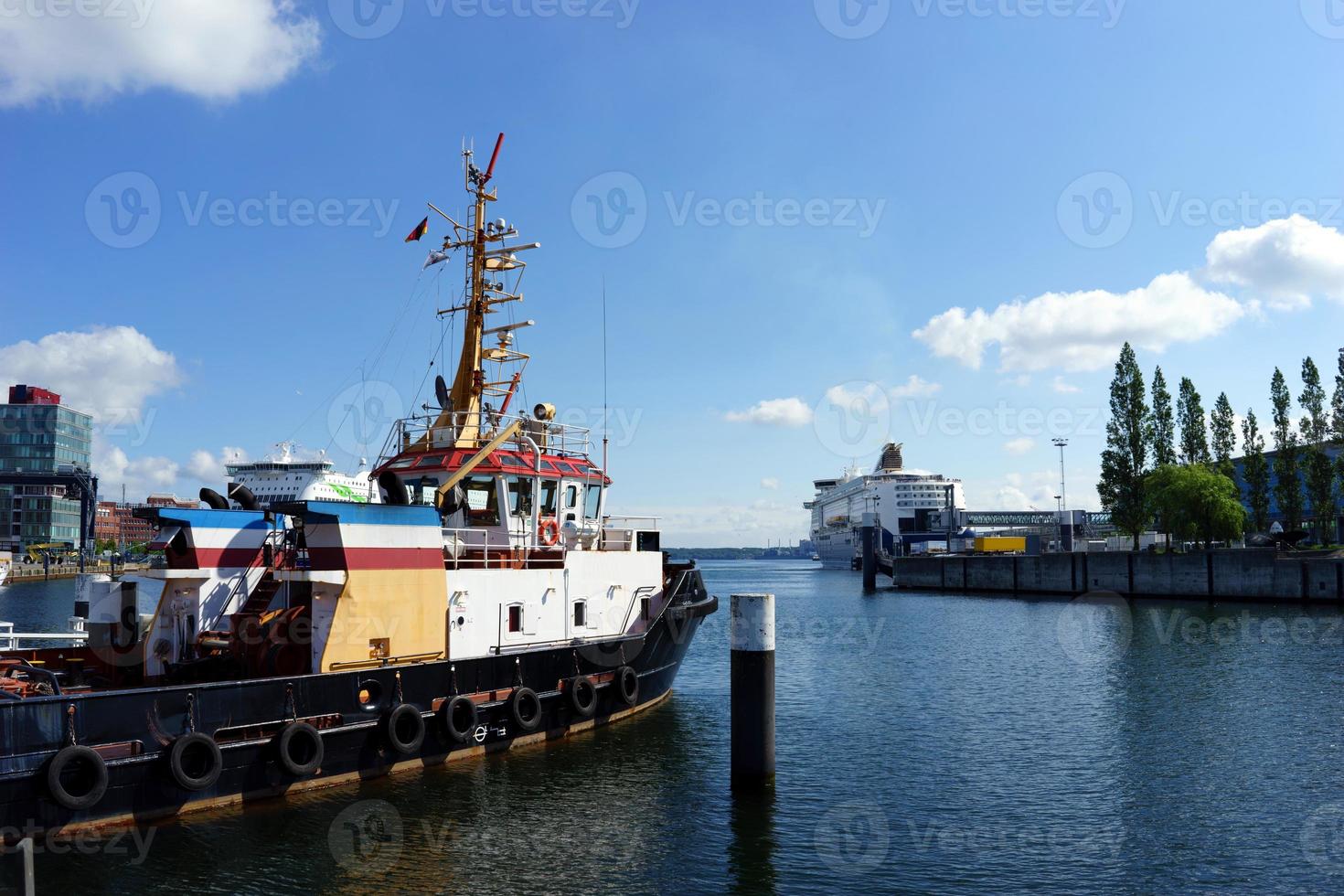 porto de kiel, os navios estão ancorados foto