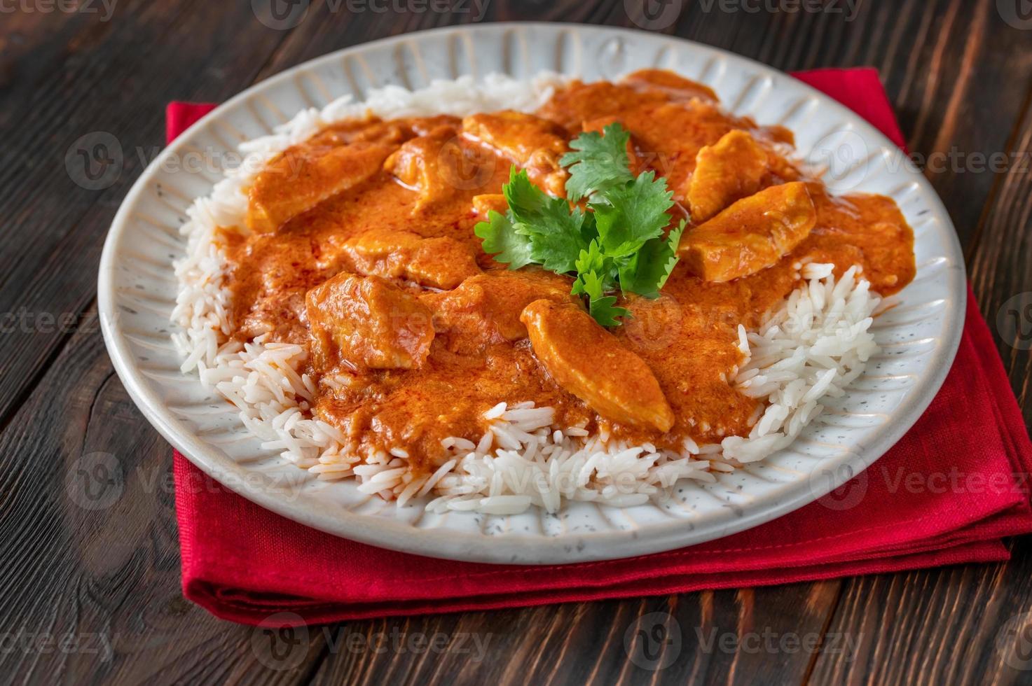 tigela de curry de frango vermelho tailandês foto