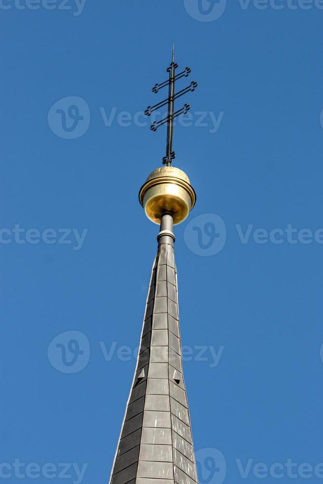 fragmento da torre do sino de uma igreja cristã com telhado enferrujado. foto