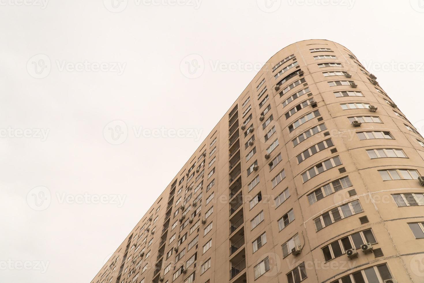complexo residencial de vários andares contra o céu. arquitetura urbana foto