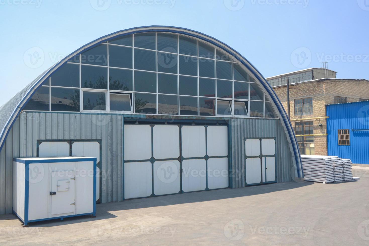 fachada de um armazém industrial com telhado oval foto