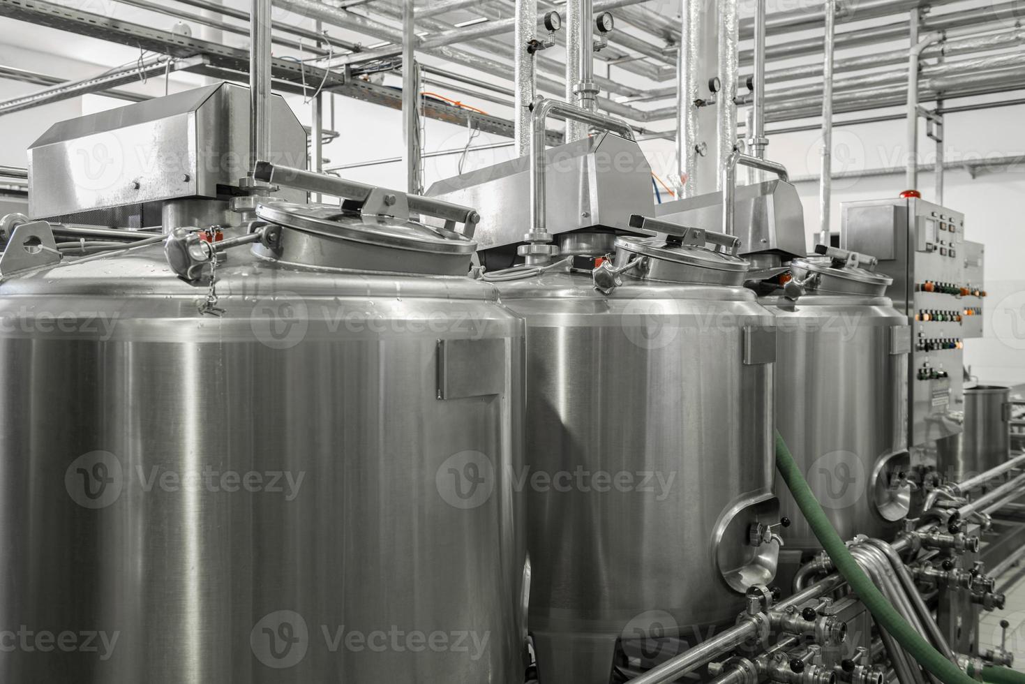 tanque de armazenamento e pasteurização na fábrica de leite. equipamentos na fábrica de laticínios foto