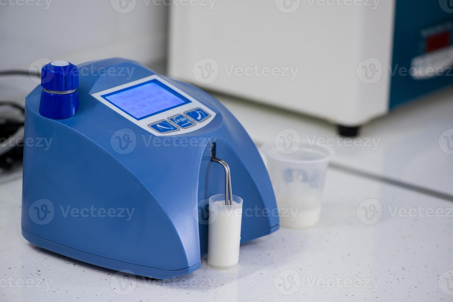 análise e teste de produtos lácteos em um dispositivo moderno. laboratório de testes de uma fábrica de leite foto