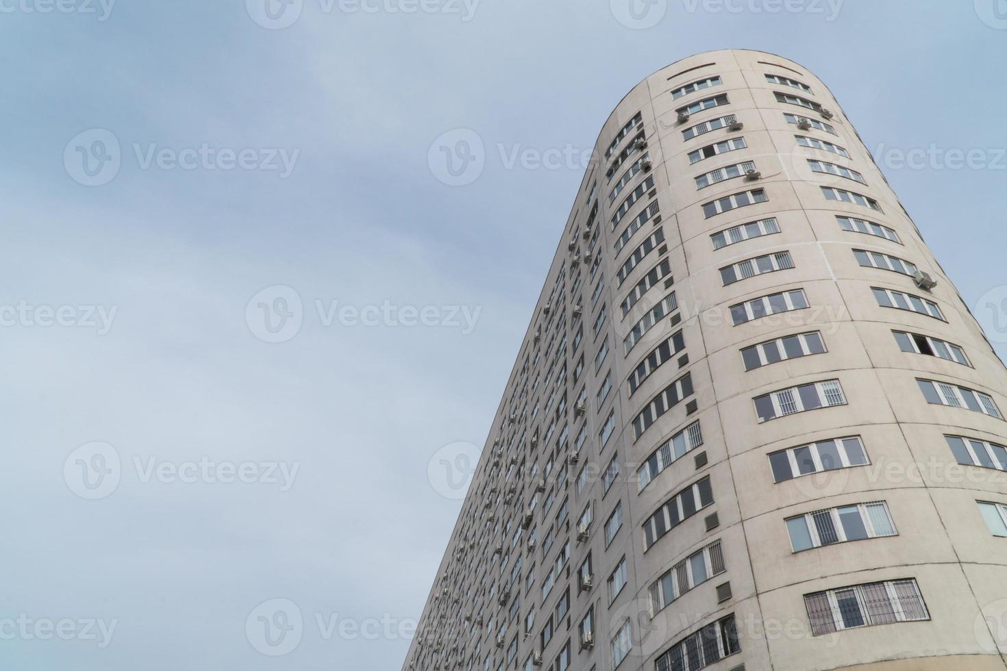 complexo residencial de vários andares contra o céu. arquitetura urbana foto