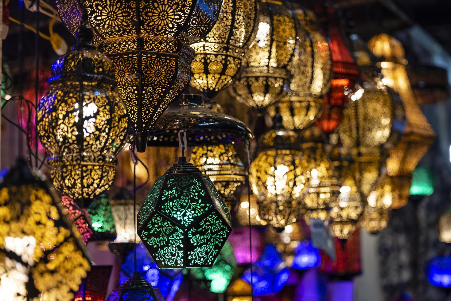 lâmpadas de suspensão de vidro colorido oriental ou fundo de foco seletivo artístico de lanternas. foto
