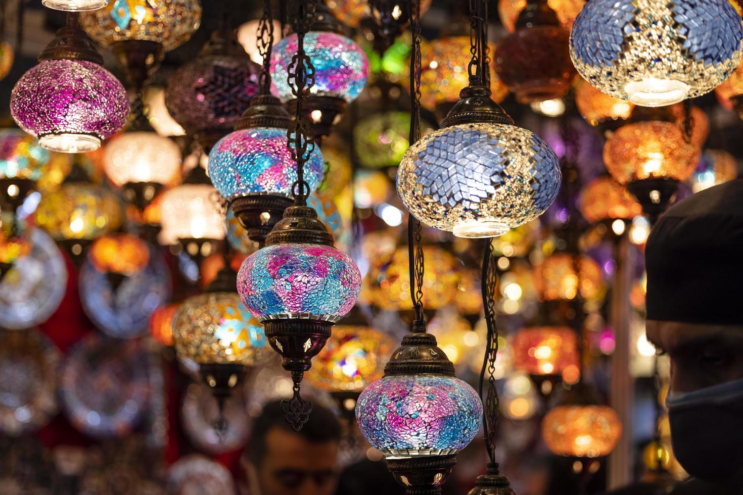 lâmpadas de suspensão de vidro colorido oriental ou fundo de foco seletivo artístico de lanternas. foto