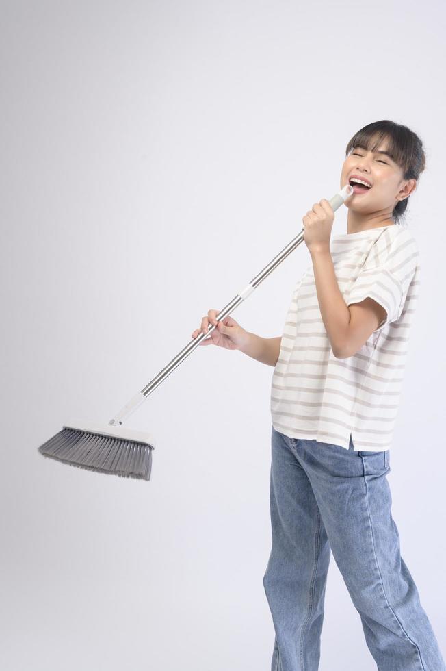 jovem dona de casa linda sorrindo em fundo branco foto