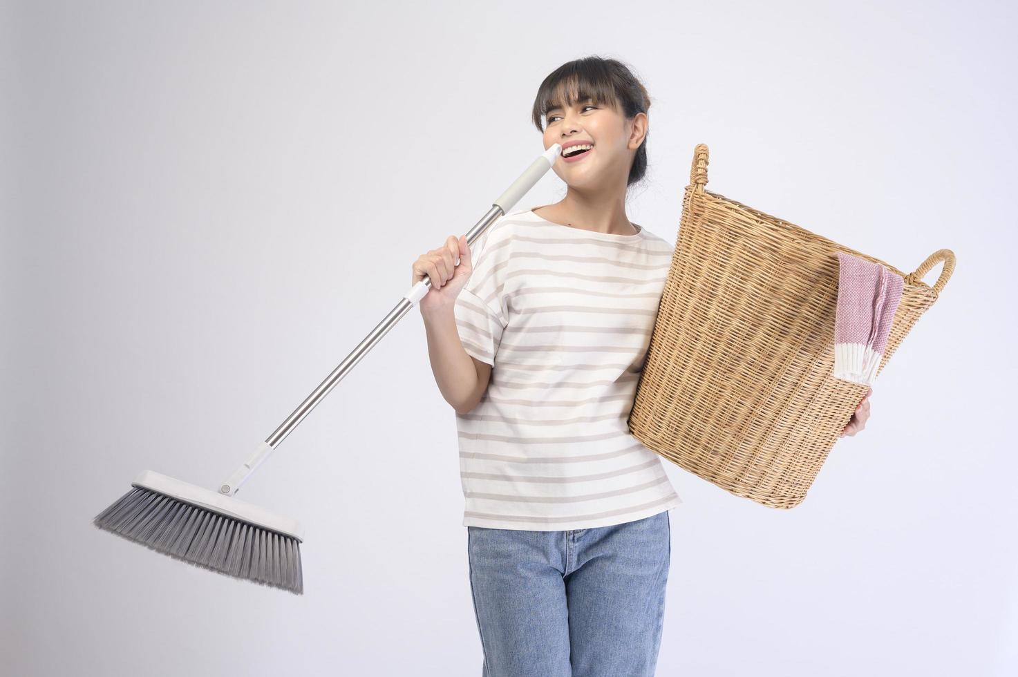 jovem dona de casa linda sorrindo em fundo branco foto