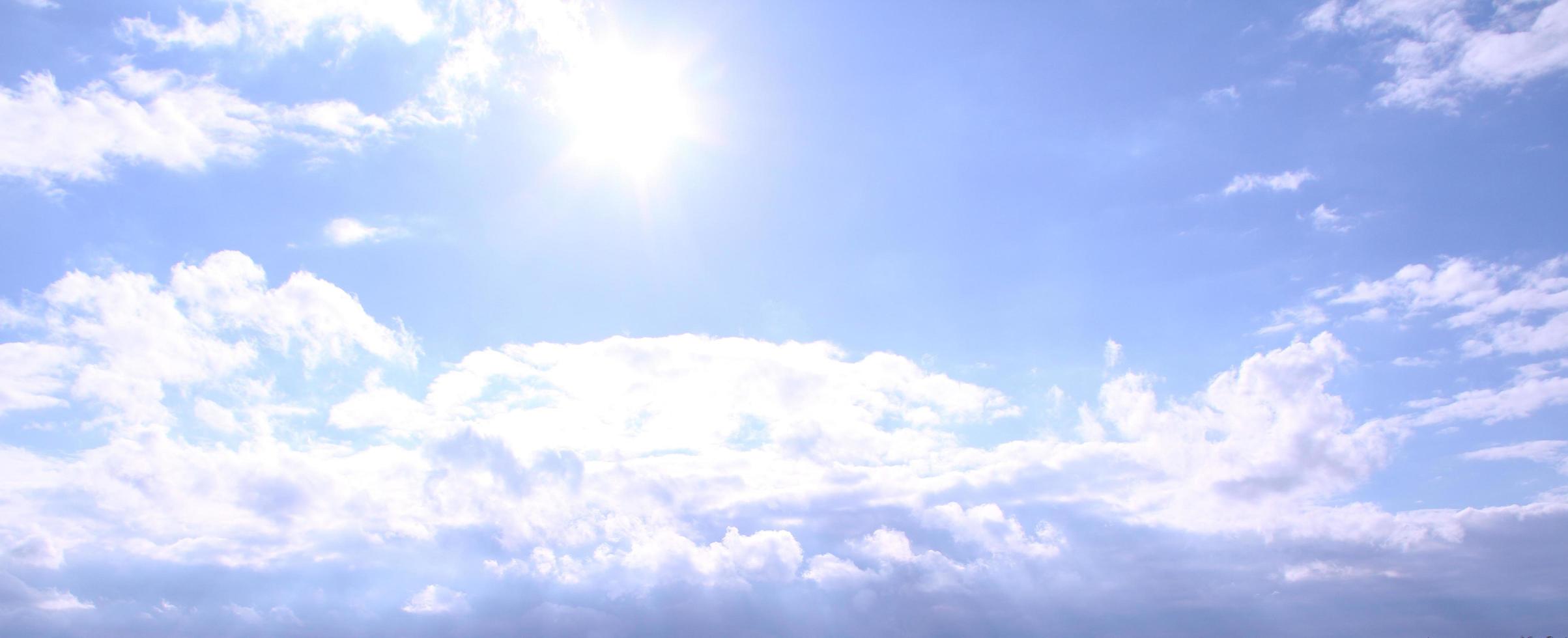 dia ensolarado, céu azul com nuvens brancas foto