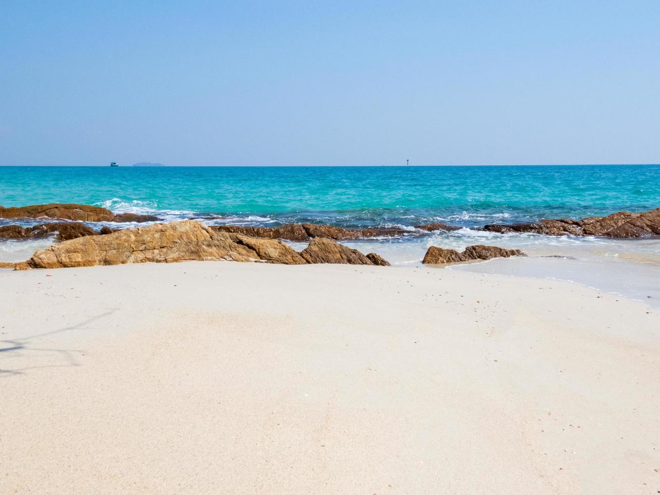 bela praia de verão e céu claro foto