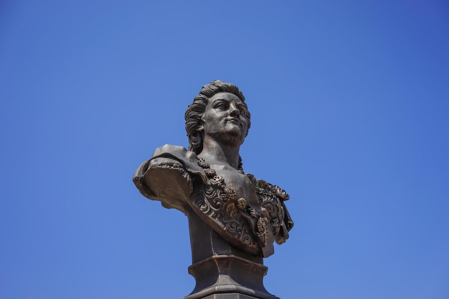 sebastopol, crimeia-12 de junho de 2015 - monumento à imperatriz catherine na entrada da cidade contra o céu azul foto