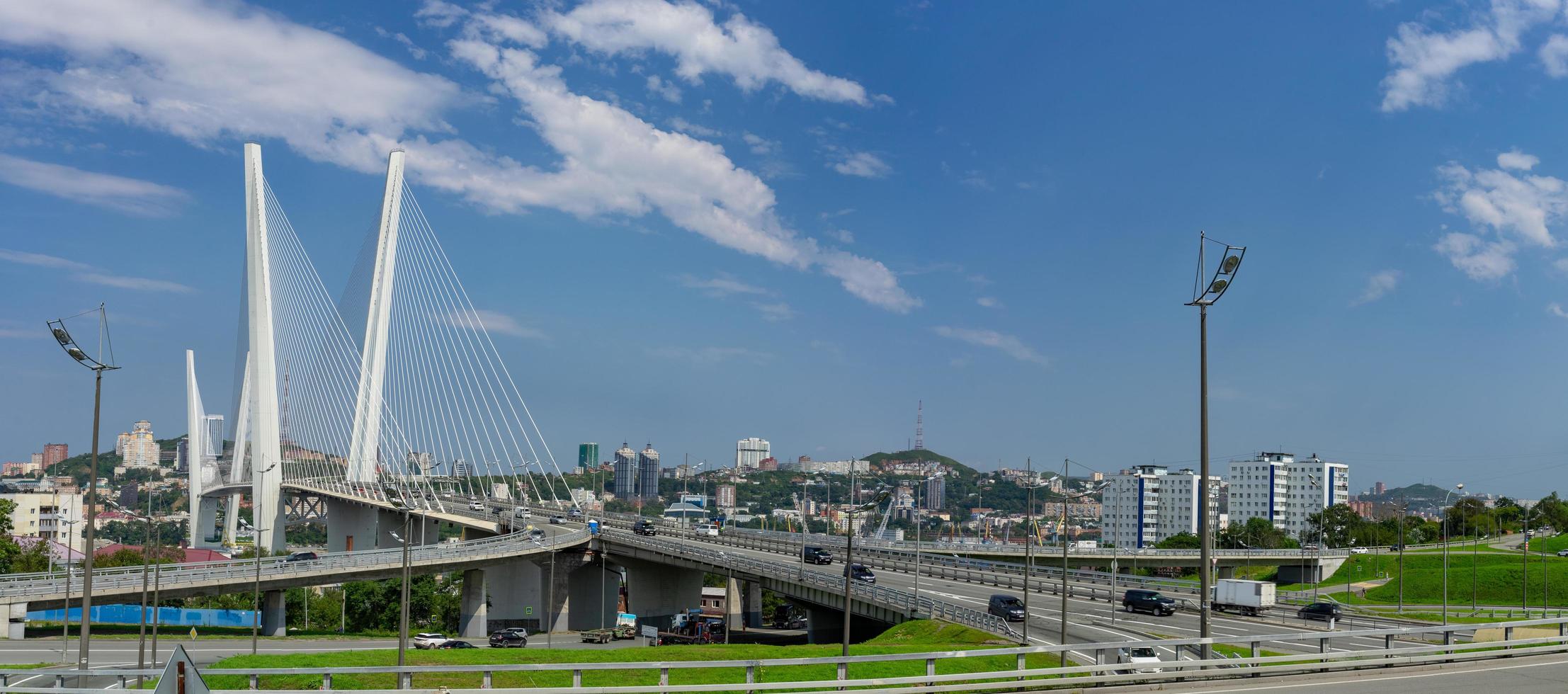 vladivostok, primorsky krai-3 de setembro de 2019-panorama da paisagem urbana com vista para a ponte dourada. foto