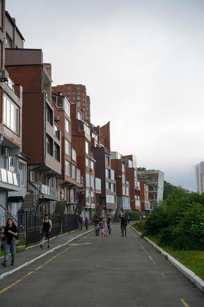 vladivostok, rússia-6 de julho de 2020- paisagem urbana com vista para edifícios e arquitetura. foto